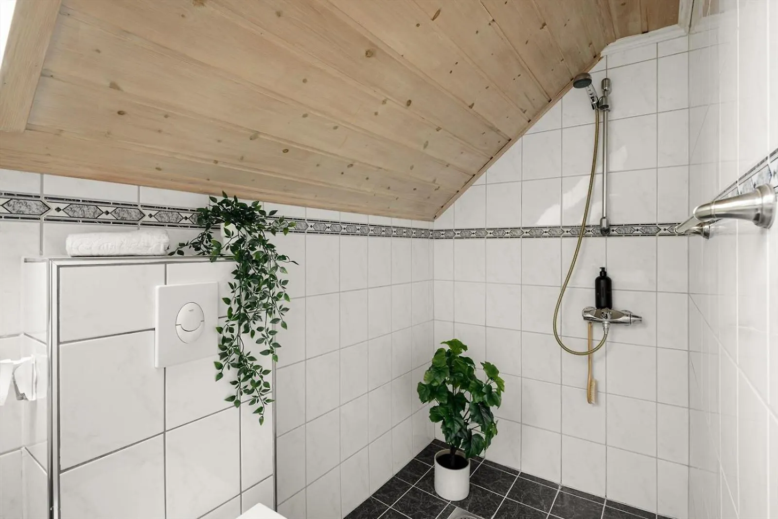 A Beautiful 3-Bedroom Apartment With Stunning Views And Free Parking Bergen